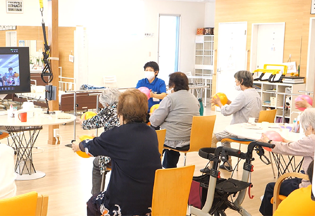 運動をする利用者たち